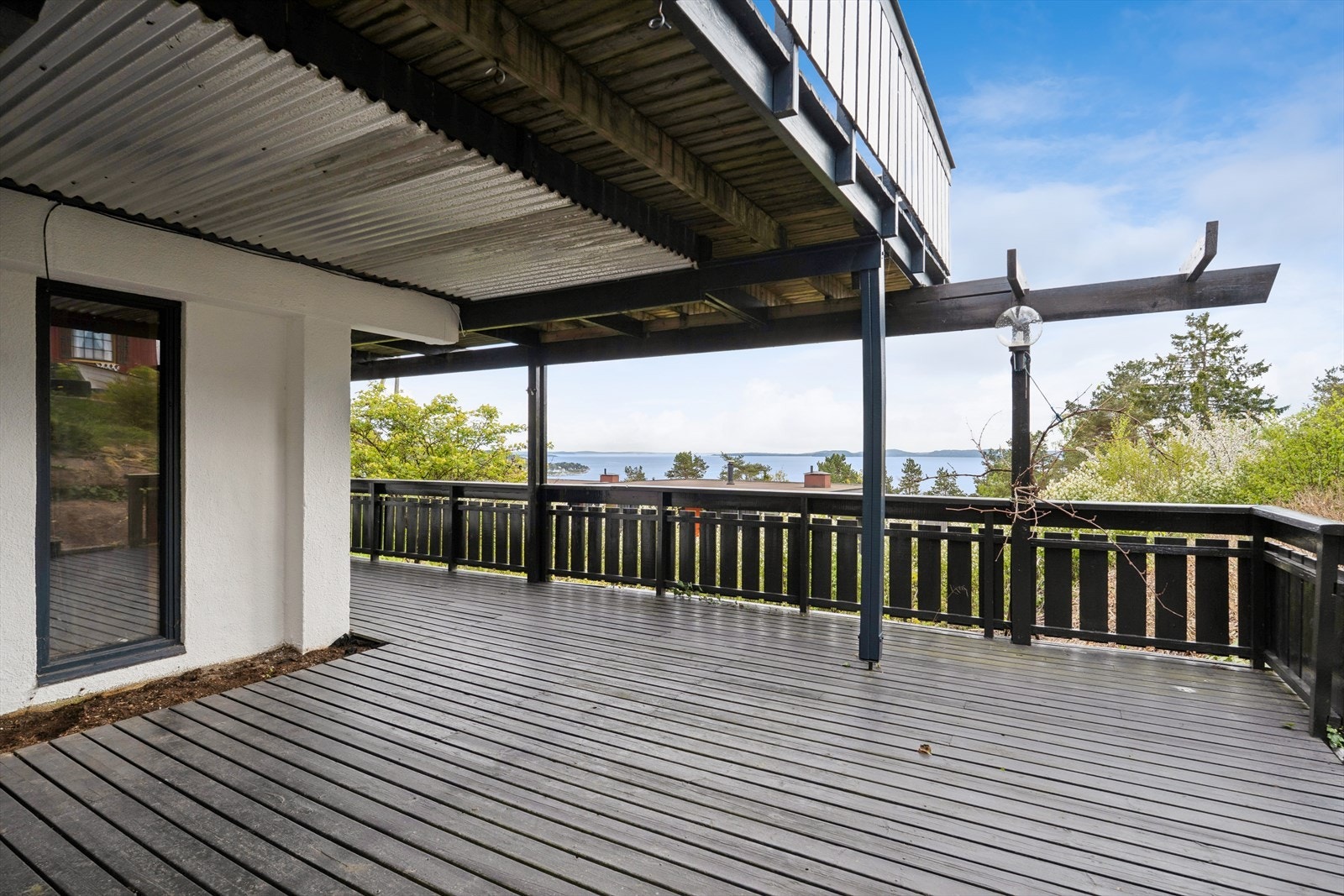 Det er også en stor veranda med adkomst fra vindfang og kjellerstue på ca. 46 m². Galleribilde
