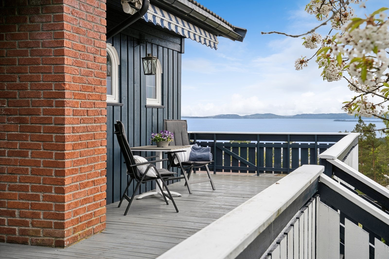 Få steder på det sentrale østland kan slå Berger om sommeren. Her har du kort vei ned til fjorden og til Bergerbukta med kyststi, bade-, fiske- og båtliv. Galleribilde