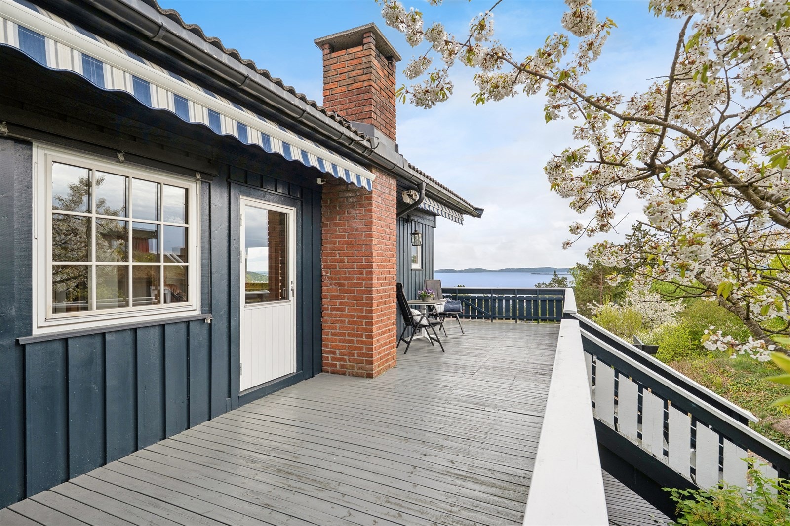 Verandaen i 1. etasje byr på mulighet for flere sittegrupper. Galleribilde