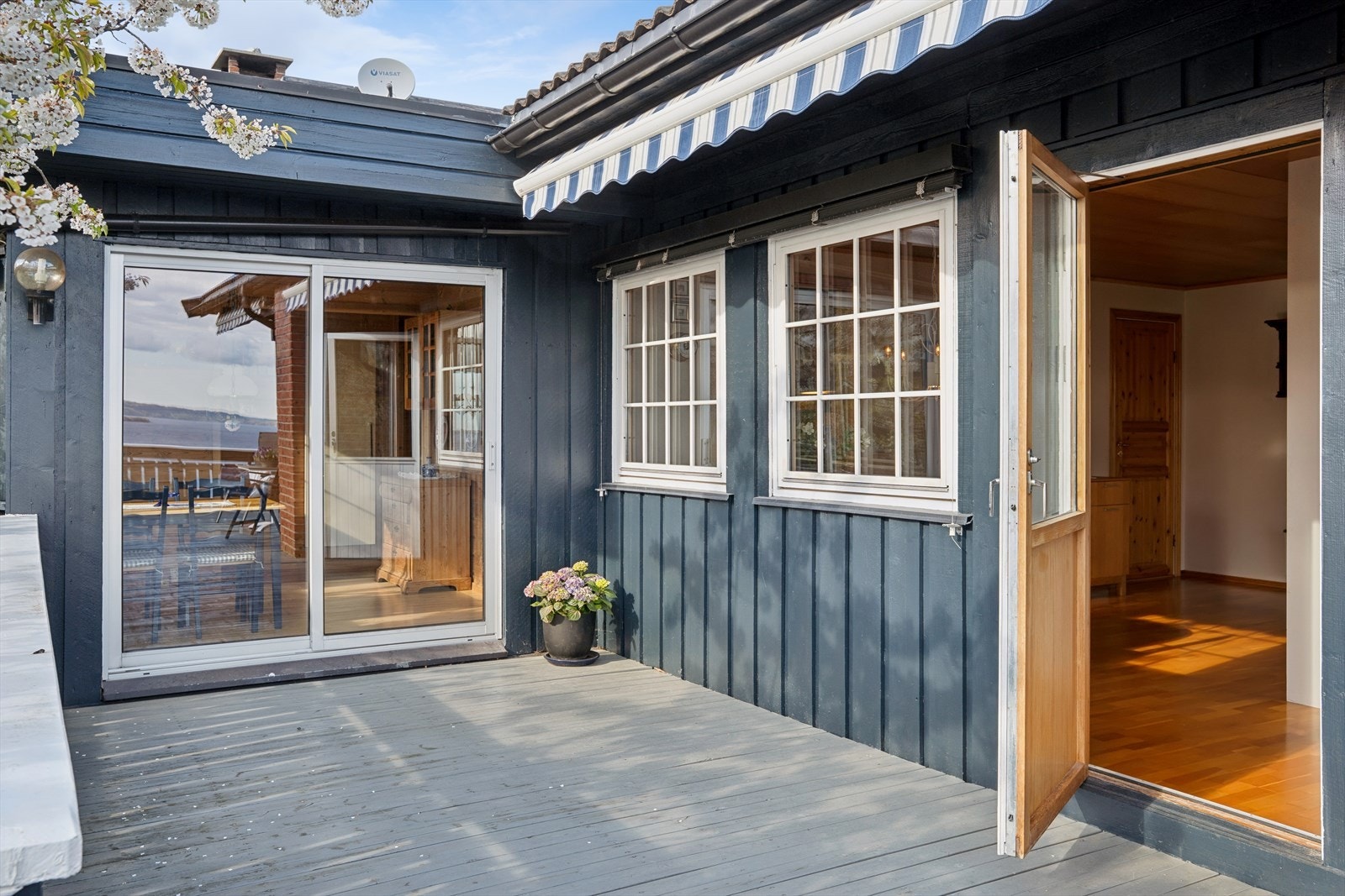Det er også adkomst til verandaen fra spiseplassen på kjøkkenet. Galleribilde