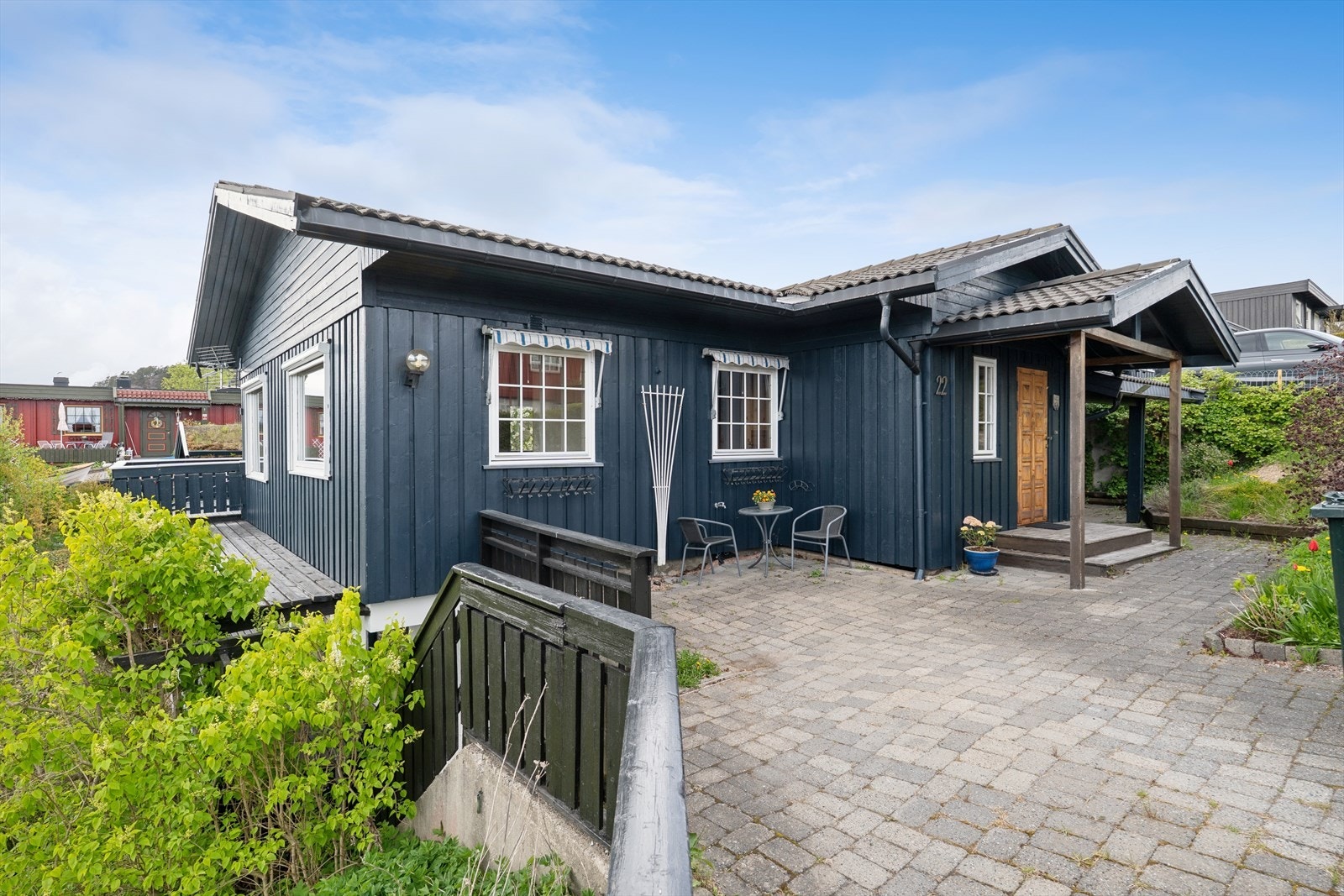 Parkering i egen steinlagt gårdsplass. Galleribilde
