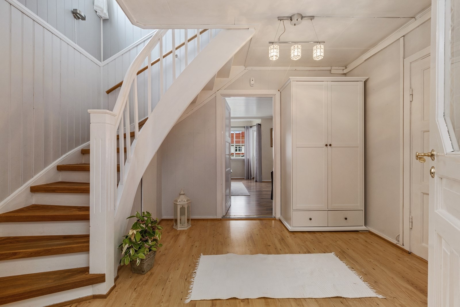 Her ønskes du velkommen inn i lys og romslig entré og gang med plass til å henge fra seg ytterklær i garderobeskap. Galleribilde