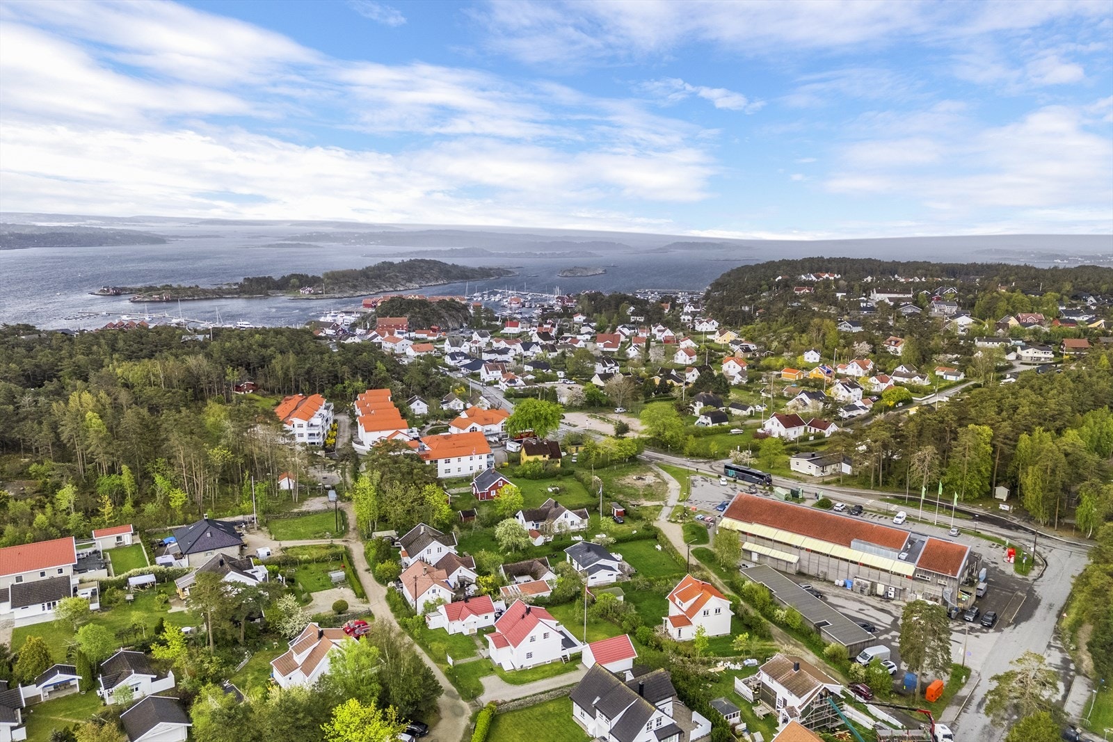 Herfra er det kort vei til banehager, skole, buss og dagligvare. Galleribilde