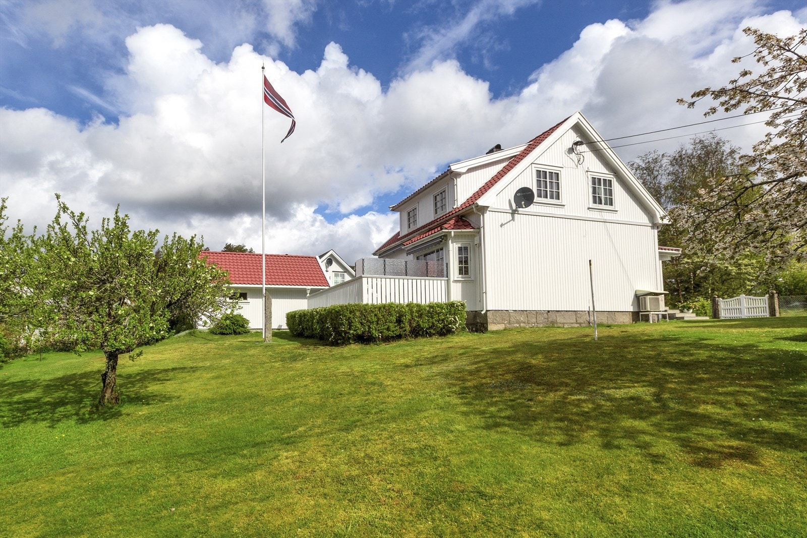 Hagen er et eldorado for de små som har godt med boltreplass til lek og ballspill. Galleribilde