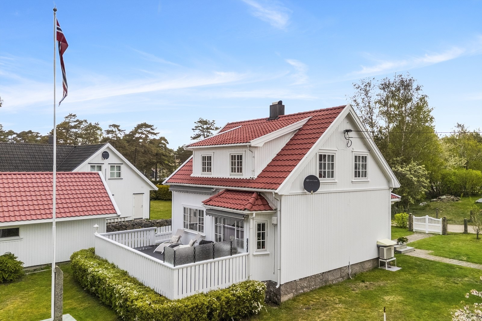 Eneboligen er oppført i 1935 og går over to plan med kjeller. Galleribilde