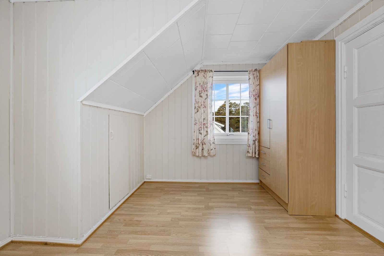 Soverom II har i tillegg et kott i kneveggen for ekstra oppbevaringsplass. Galleribilde