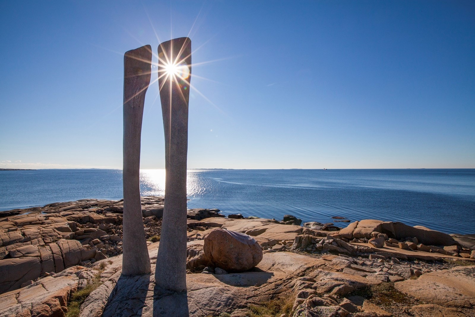 Området er kjent for sin vakre kystnatur og rike kulturliv, med blant annet skulpturparken StenKunstHvaler. Galleribilde