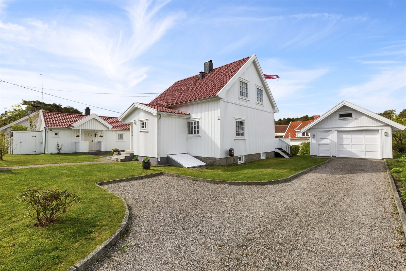 Det er gode parkeringsmuligheter i både frittliggende garasje og i stor, gruset oppkjørsel. Galleribilde
