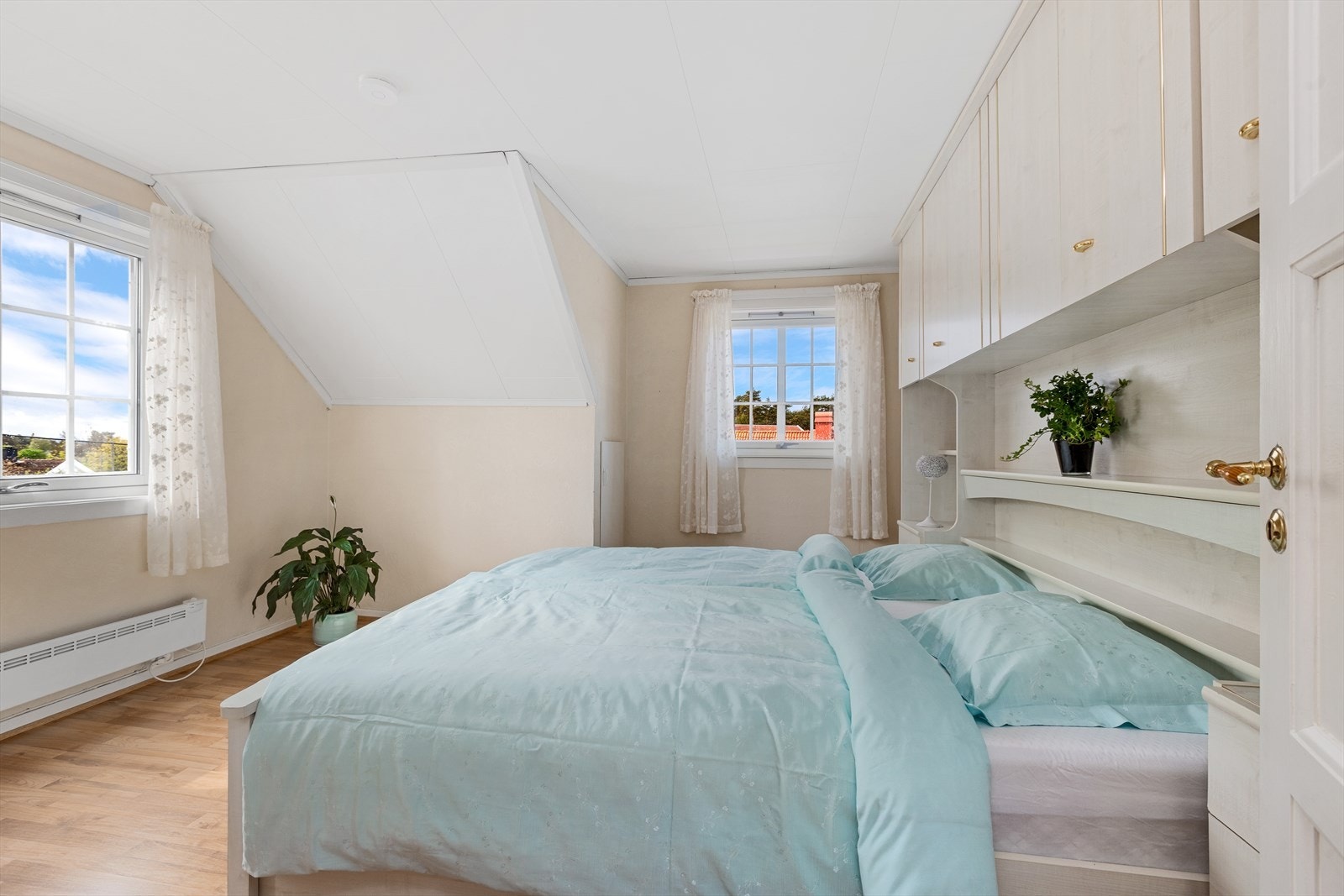 Videre byr boligen på tre gode soverom, alle plassert i boligens 2. etasje. Galleribilde