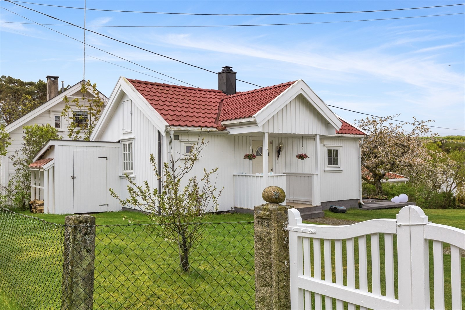 Annekset er en selvstendig bygning på tomten med egne bofunksjoner innredet med entré, to soverom, bad og stue/kjøkken. Galleribilde