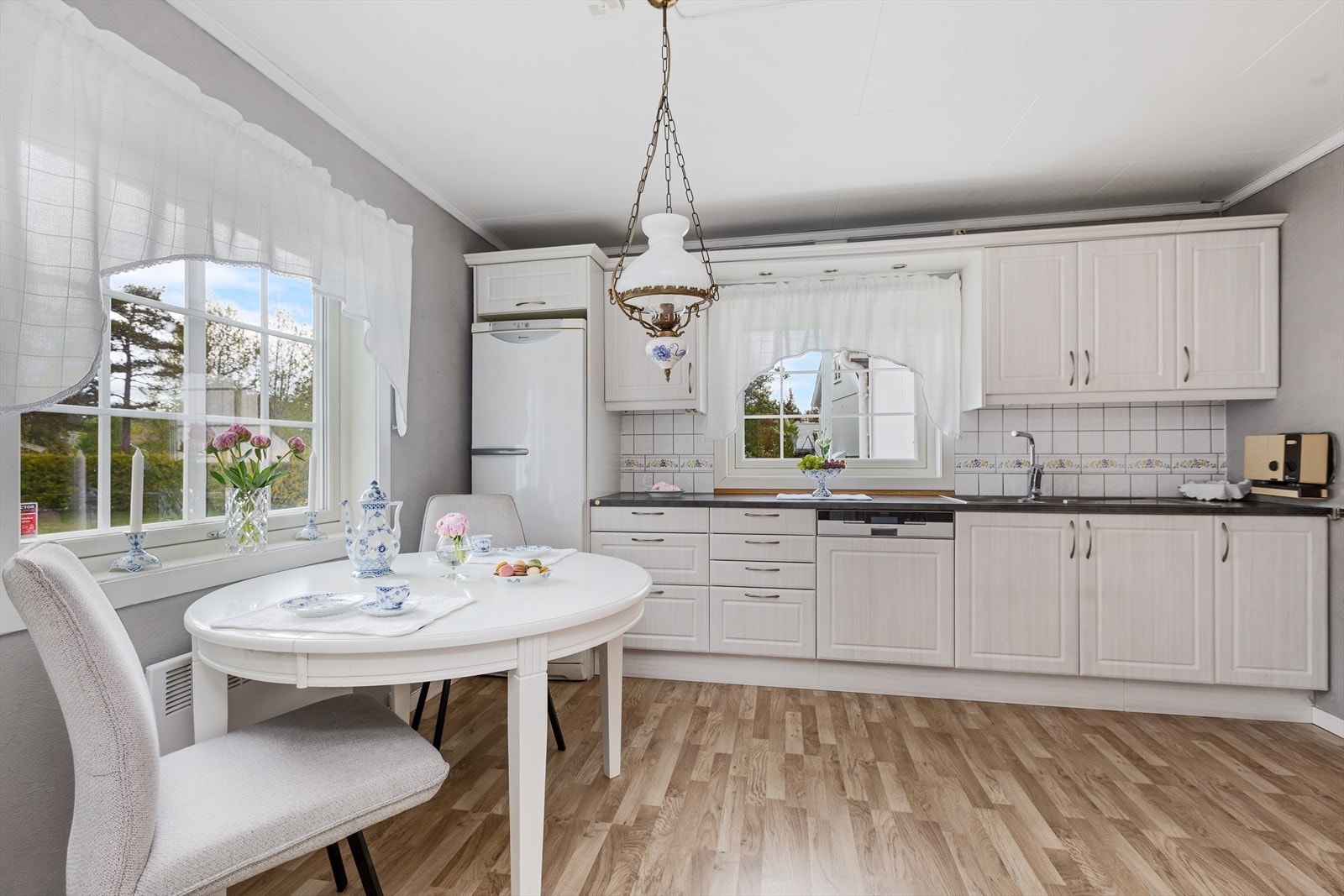 Innredningen er opprinnelig av eldre dato hvor de profilerte frontene er byttet i nyere tid. Det er laminert benkeplate med nedfelt vask og integrert platetopp. Galleribilde