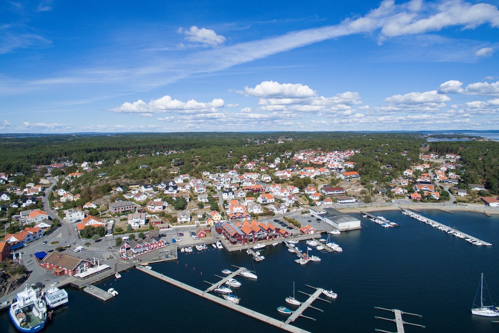 Skjærhalden er Hvalers kommunesenter, med et yrende liv om sommeren. Galleribilde
