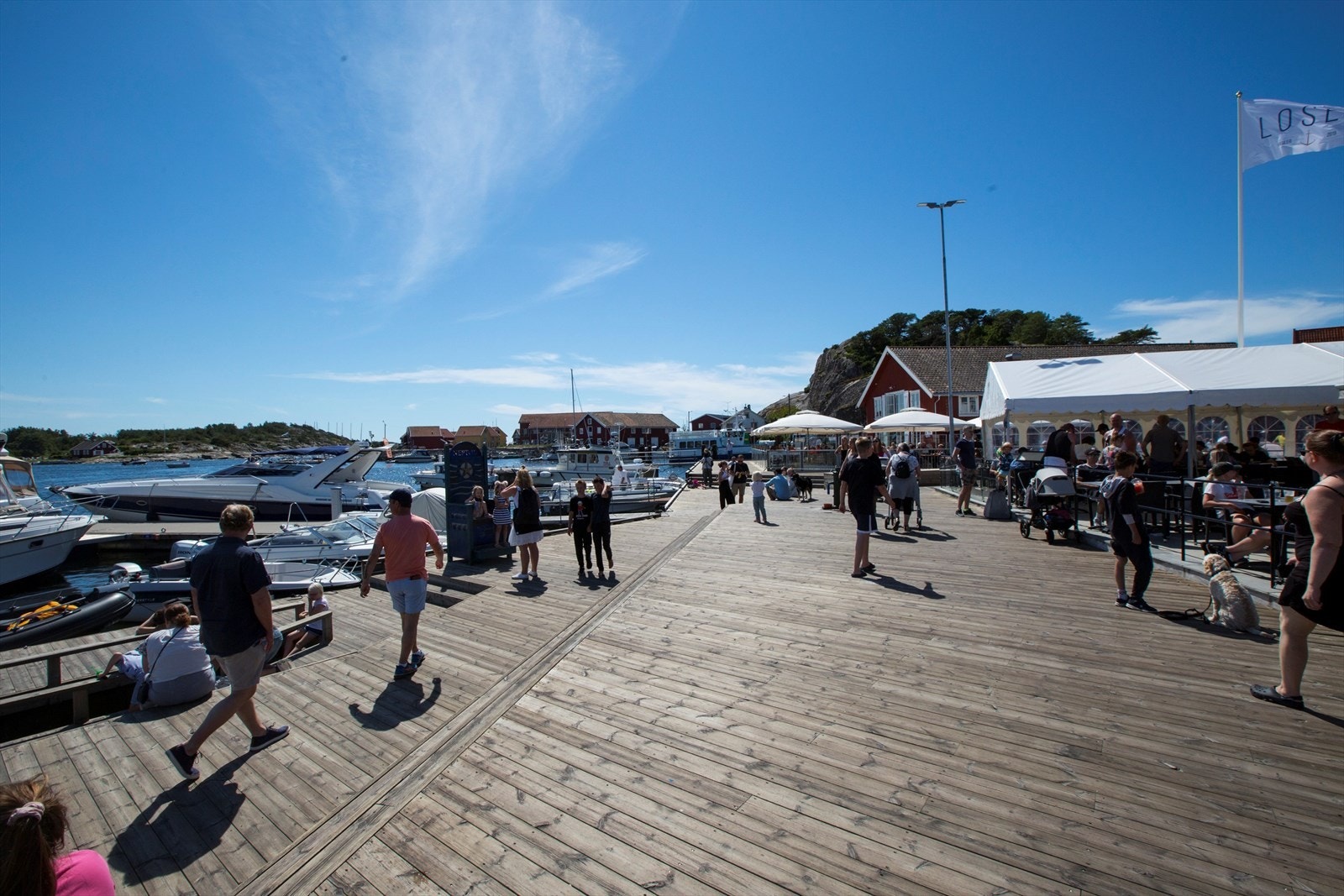 På brygga i Skjærhalden finner du restauranter, butikker og fergeforbindelse til de østre øyene og Sverige. Galleribilde