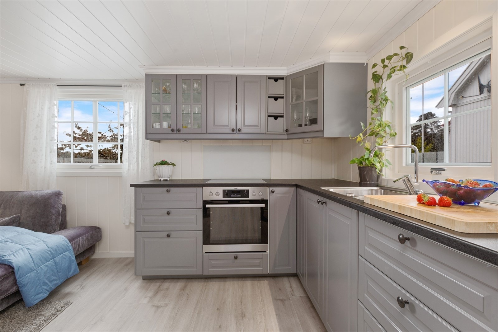 IKEA kjøkken fra 2023 med profilerte fronter og laminert benkeplate med nedfelt vask og platetopp. Galleribilde
