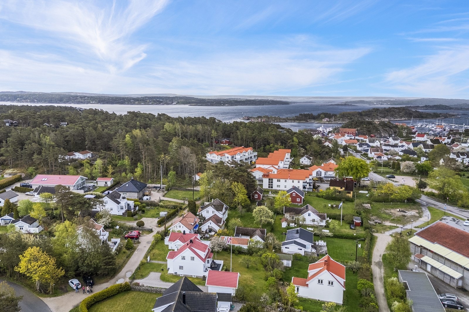 Eiendommen har en flott beliggenheten med kort vei til Skjærhalden sentrum og sjøen. Galleribilde