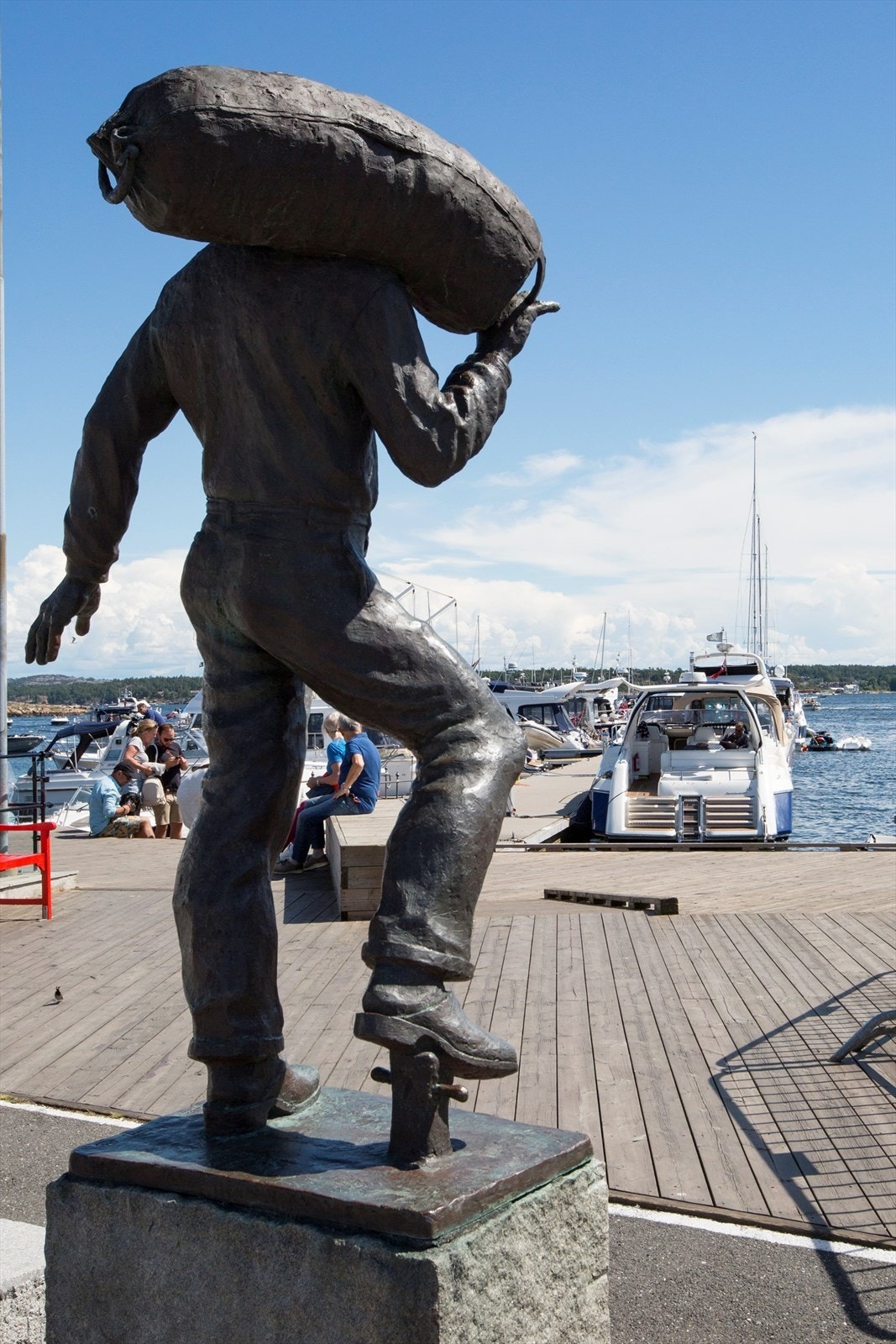 Skjærhalden sentrum er knutepunktet for øyriket, med fergeforbindelse til de østre øyene og videre til Strömstad i Sverige. Galleribilde