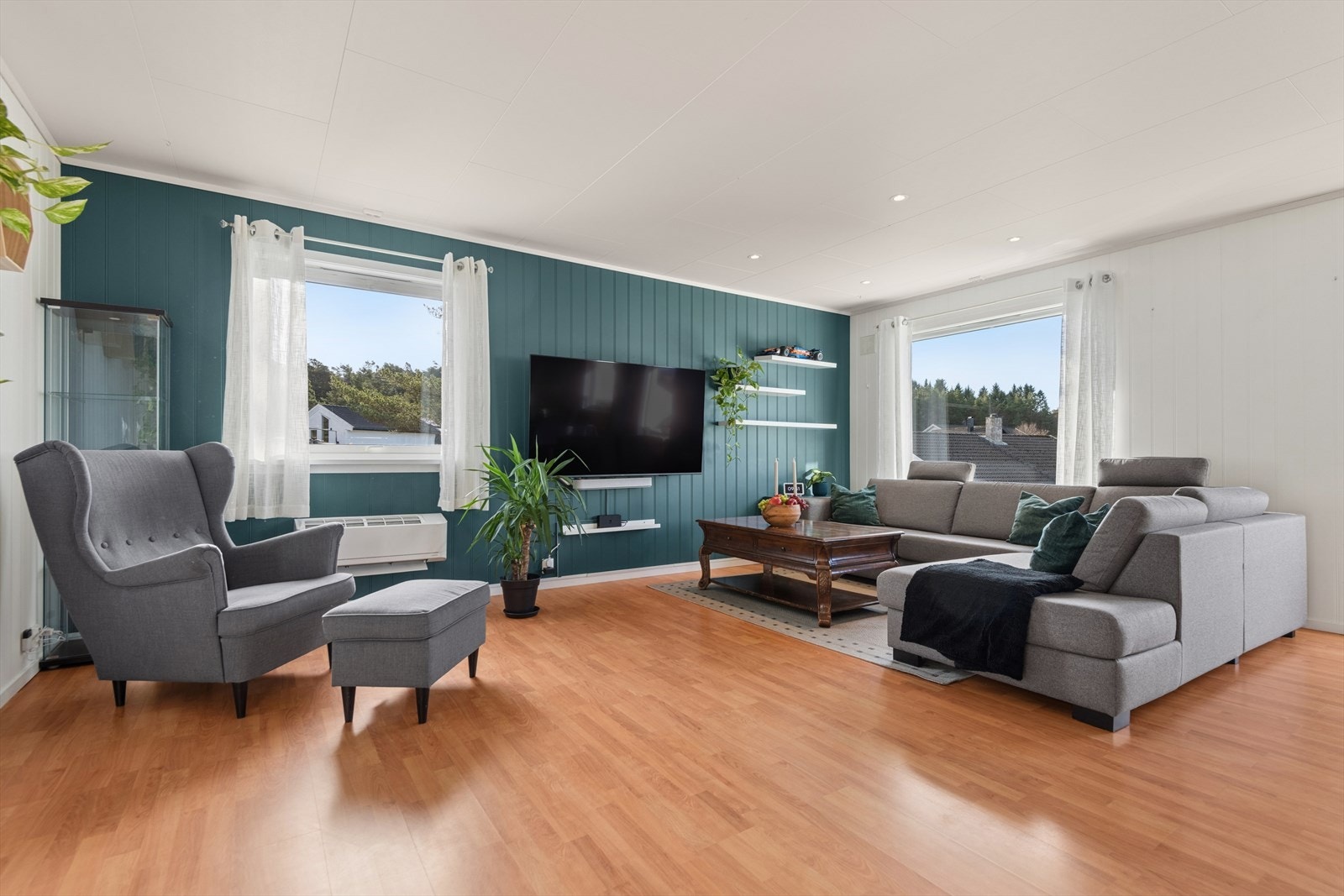 Stuen har god plass til møblement i flere soner og er ellers utstyrt med vedovn og varmepumpe sørger for god og energieffektiv oppvarming. Galleribilde