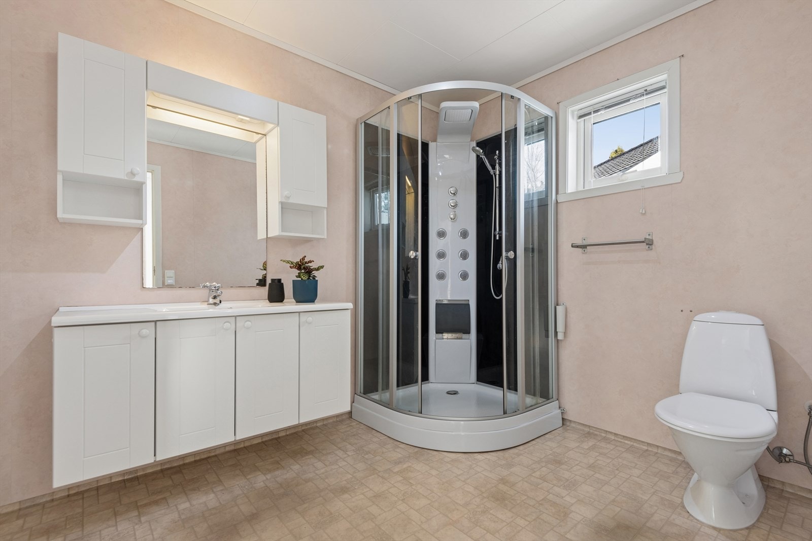 I første etasje finner man det ene av boligens to bad. Badet er innredet med belegg på gulv og baderomsplater på vegg. I gulvet har man også varmekabler for ekstra komfort. Galleribilde