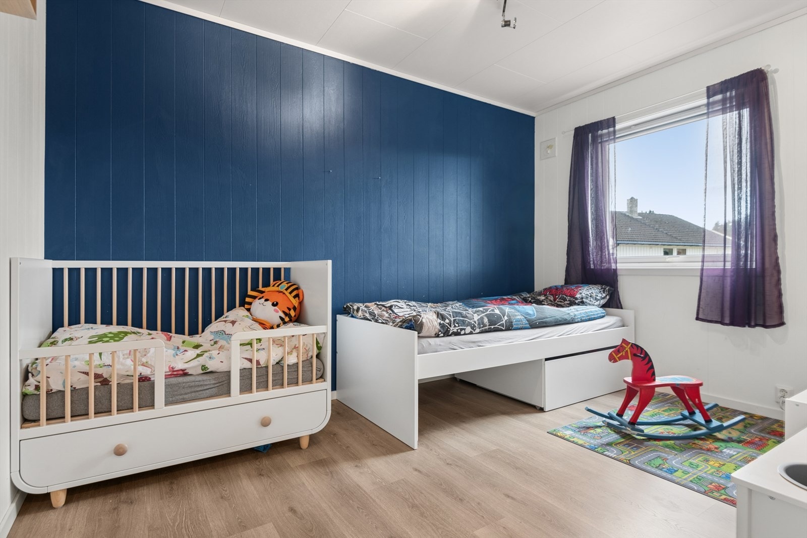 Følger man trappen ned til underetasjen finner man blant annet to soverom, bad og vaskerom. Soverom 2 er også av god størrelse. Galleribilde