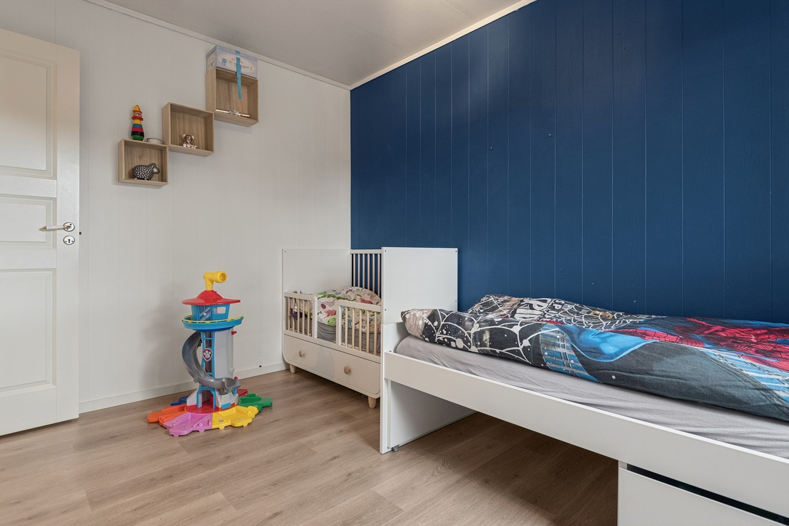 Her har man god plass til å møblere med både seng, garderobe og tilhørende møblement. Galleribilde