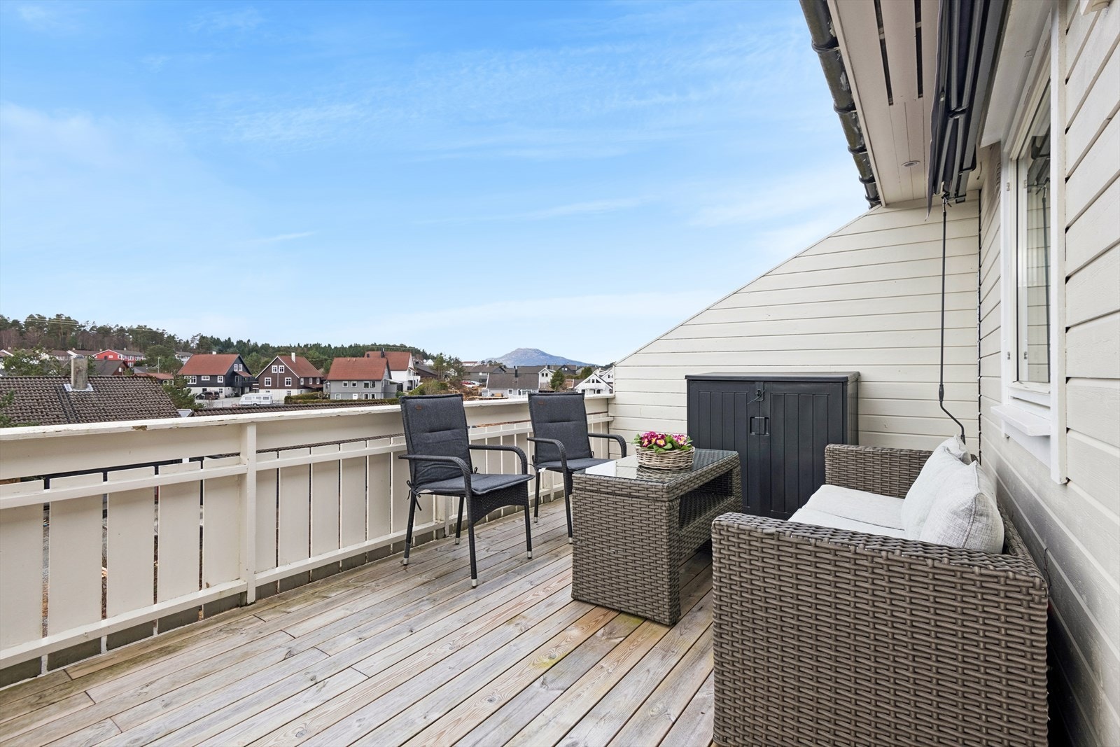 Balkongen på 15 kvm ligger solrikt til og har god plass til sittegruppe. Terrassebordene ble byttet i 2023. Galleribilde