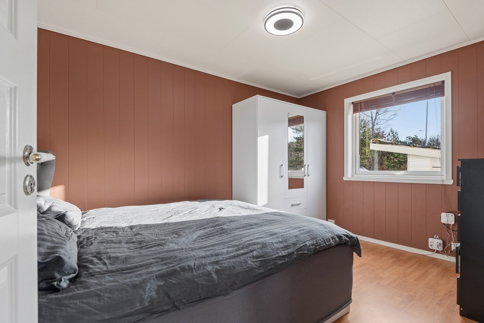 Soverom 1 er av god størrelse og malt i en behagelig farge. Rommet er ellers utstyrt med garderobe og har god plass til dobbeltseng. Galleribilde