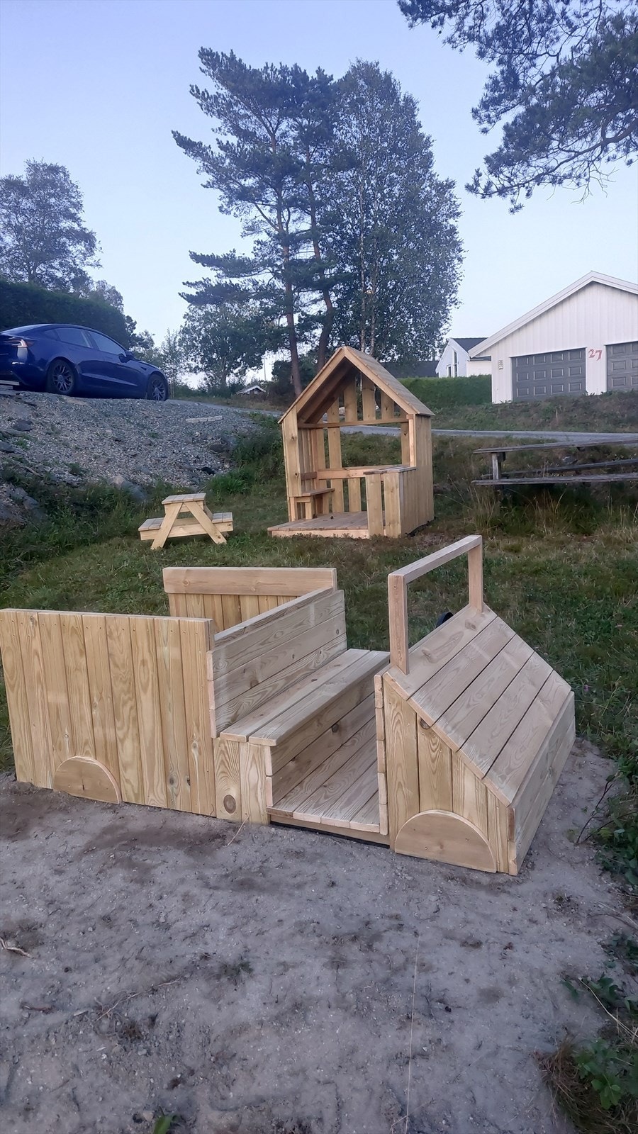 Koselig lekeplass rett nedfor boligen med god boltreplass for de minste i familien (selgers private bilde). Galleribilde