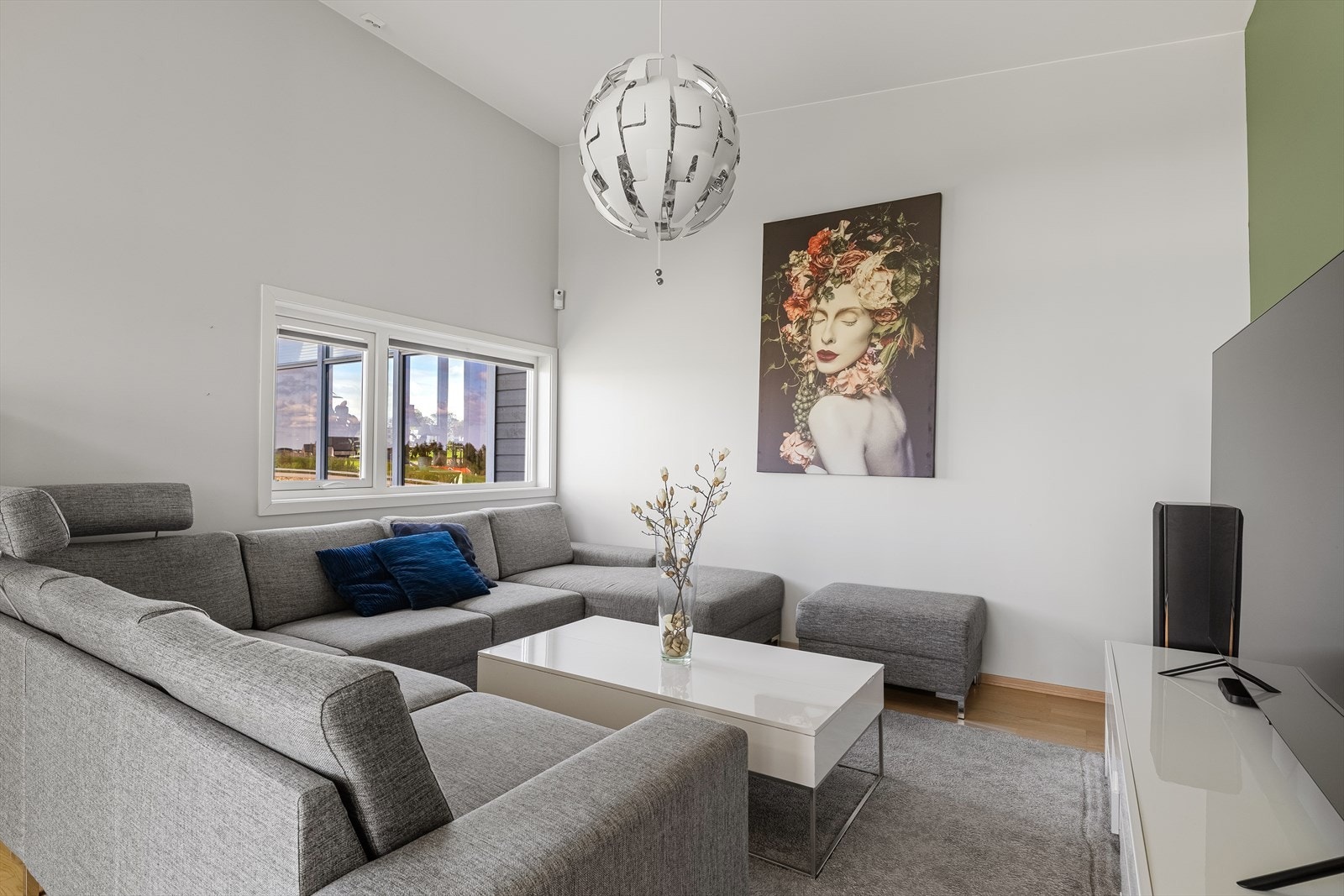 Stuen har god plass til en stor sofagruppe. Oppvarming skjer blant annet med en effektiv varmepumpe installert i 2019. Galleribilde