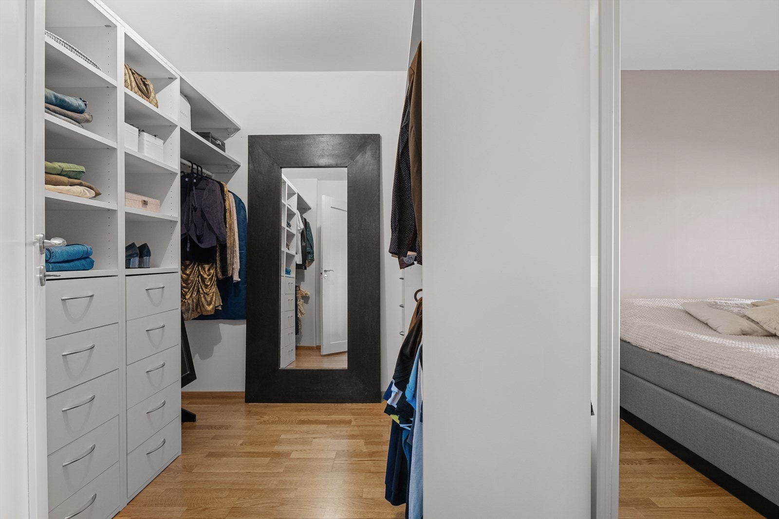Walk-in closet med rikelig med oppbevaringsplass og god oversikt. Galleribilde