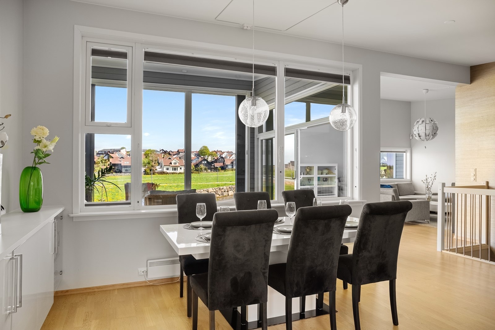 Spisestuen er plassert for å dra full nytte av utsikten, med direkte innsyn til den innglassede terrassen. Galleribilde