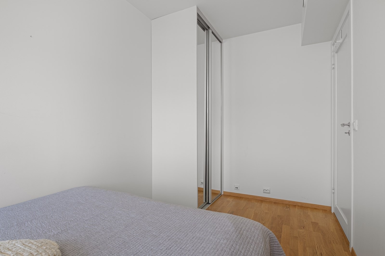 Soverommene har parkett på gulv og malte veggflater. Galleribilde