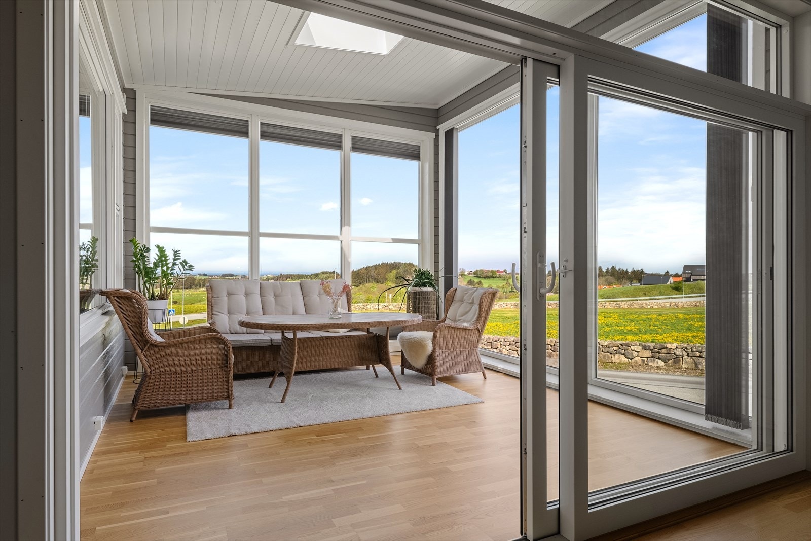 Skyvedører åpner opp mot stuen og skaper en sømløs overgang mellom rommene. Galleribilde
