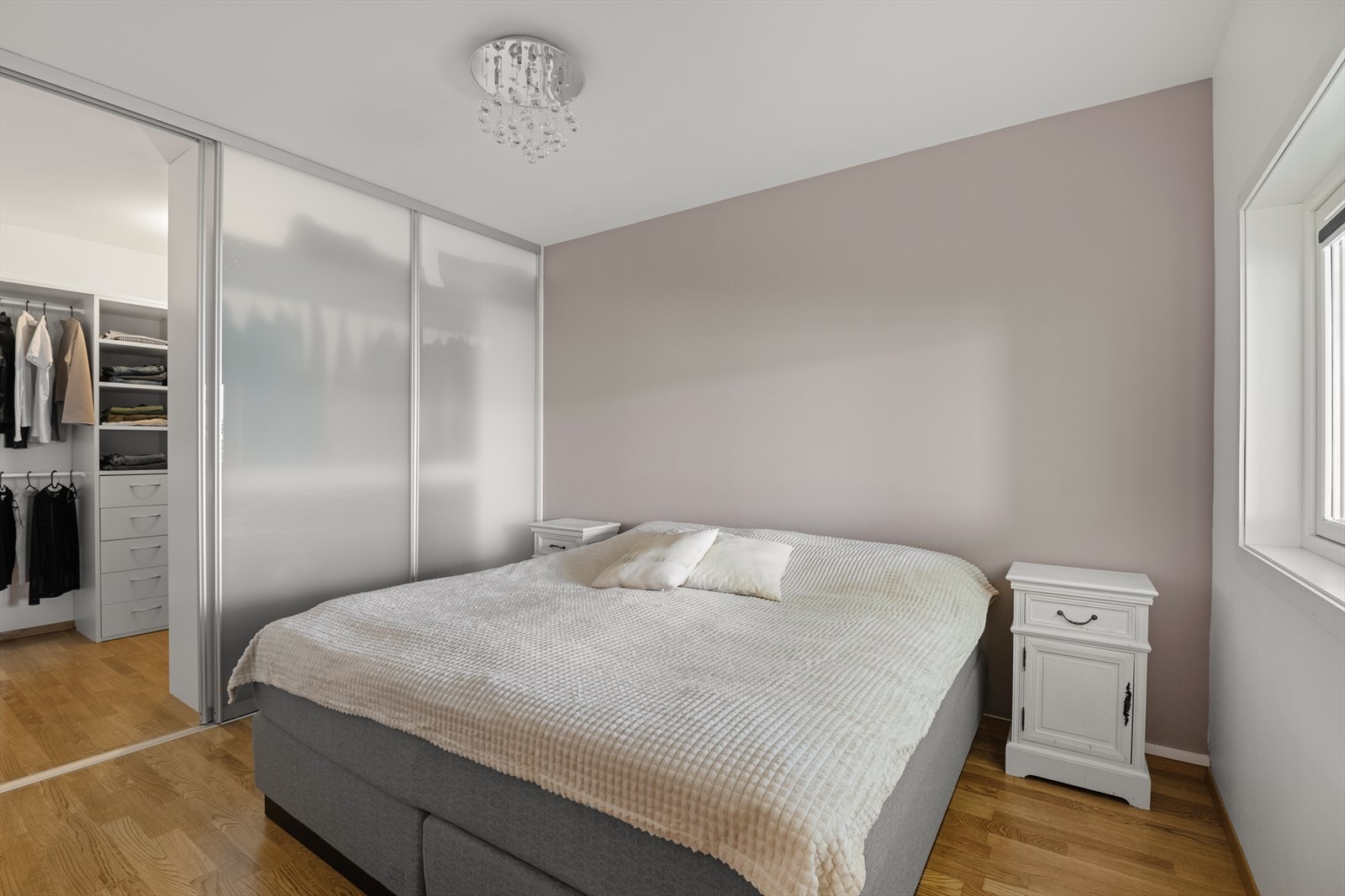 Hovedsoverommet har direkte adkomst til et romslig walk-in closet. Galleribilde