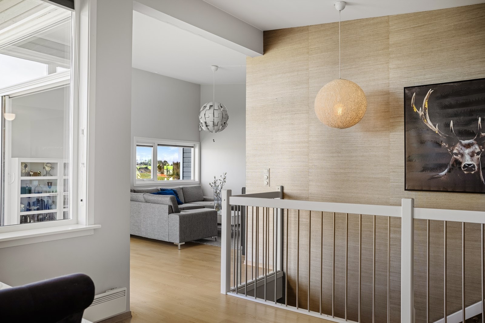 En tapetsert fondvegg i gangen gir karakter og definerer sonen mot trappen. Galleribilde