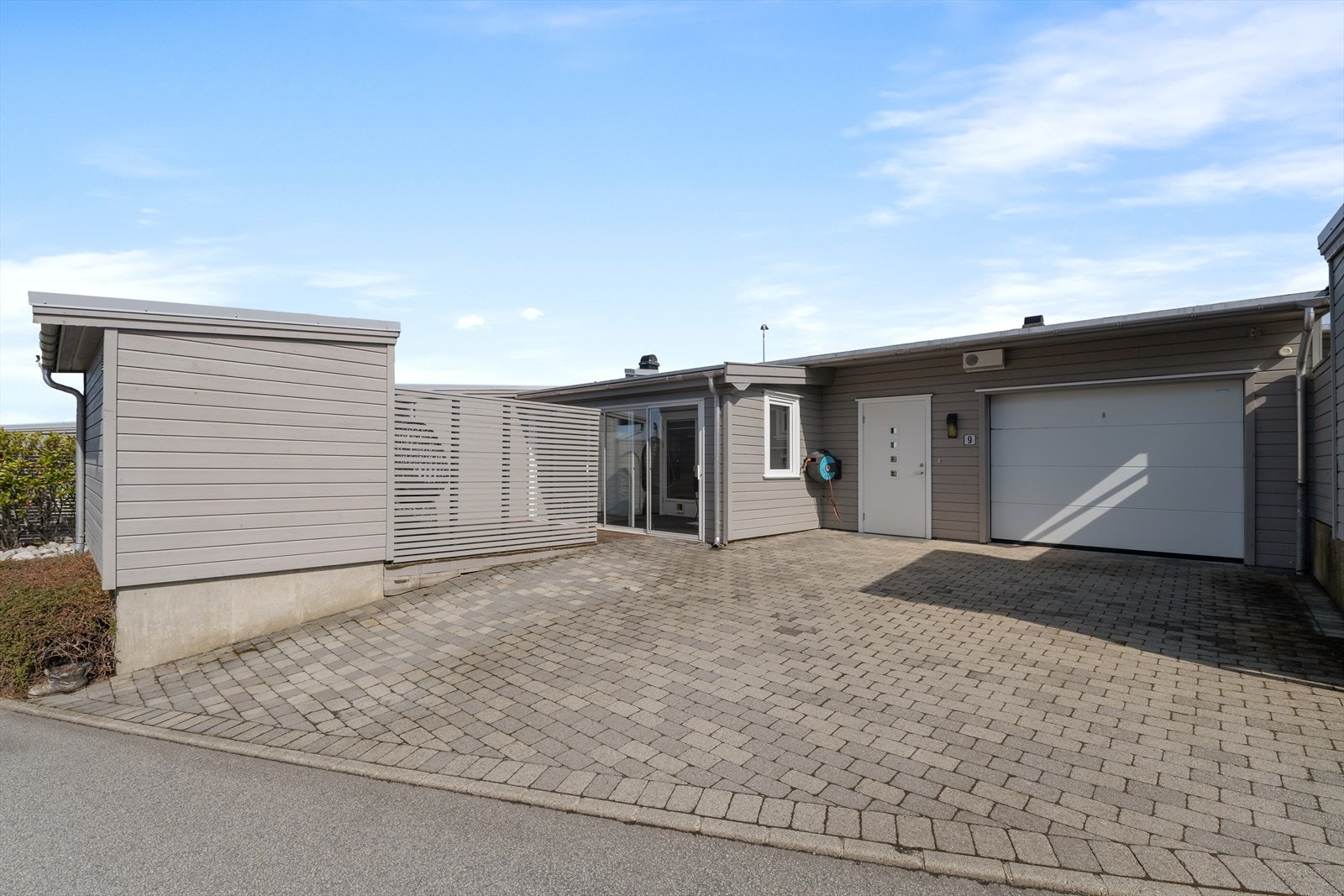 Velkommen til Presten Soles veg 9! Eiendommen presenteres av Kristine Ree Espedal i EiendomsMegler 1 Jærmegleren. Foto: Asle Breiteig Haukland Galleribilde