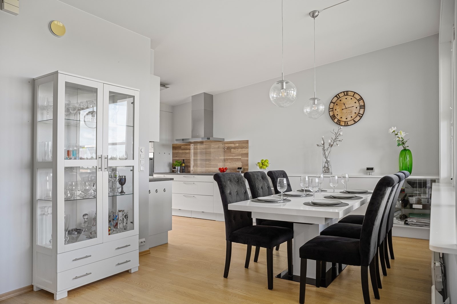 Den åpne løsningen mellom stue og kjøkken skaper et luftig allrom med god plass til både spisebord og sofagruppe. Galleribilde