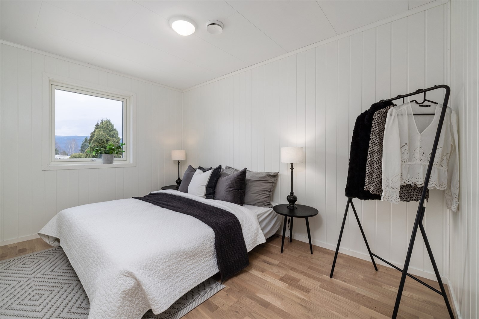 Hovedsoverom med god plass til dobbeltseng og garderobeløsning. Galleribilde