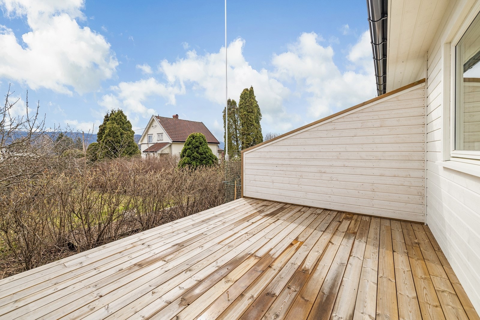 Solrik og skjermet terrasse med plass til utemøbler og hyggelige sommerkvelder. Galleribilde