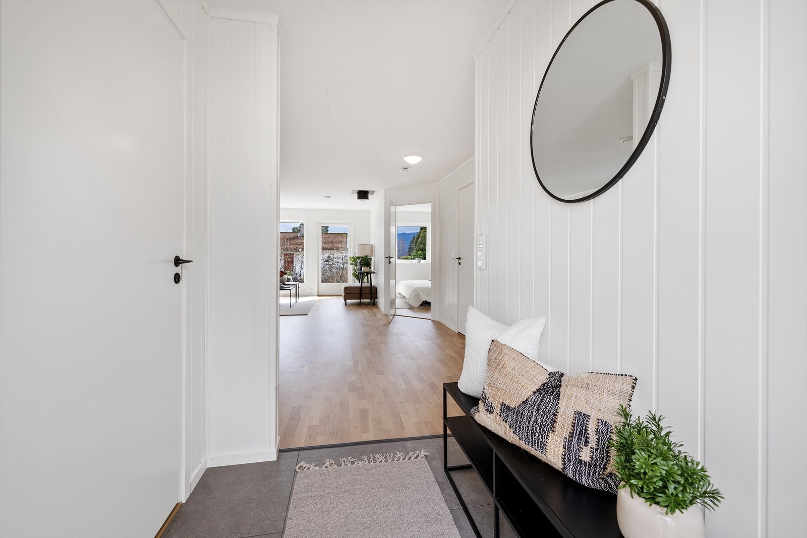 Entré og gang med praktisk planløsning og fin flyt videre inn i boligen. Galleribilde