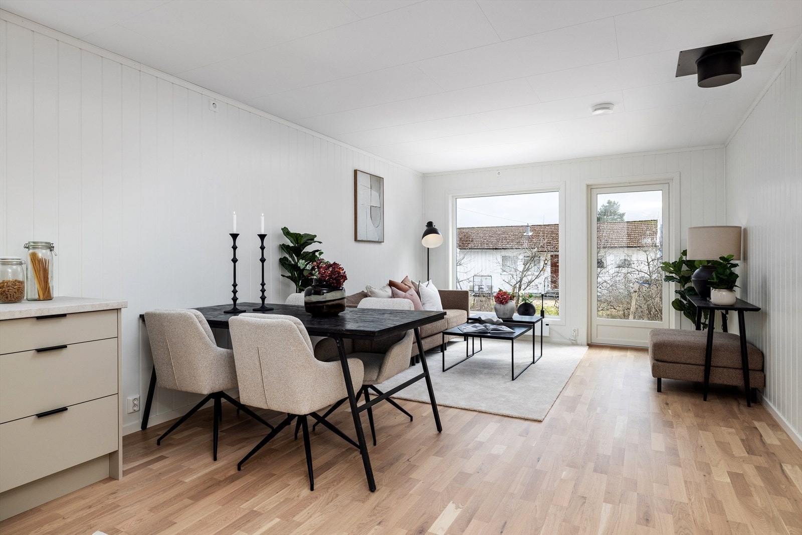 Lys og trivelig stue med store vindusflater og utgang til uteplass. Galleribilde