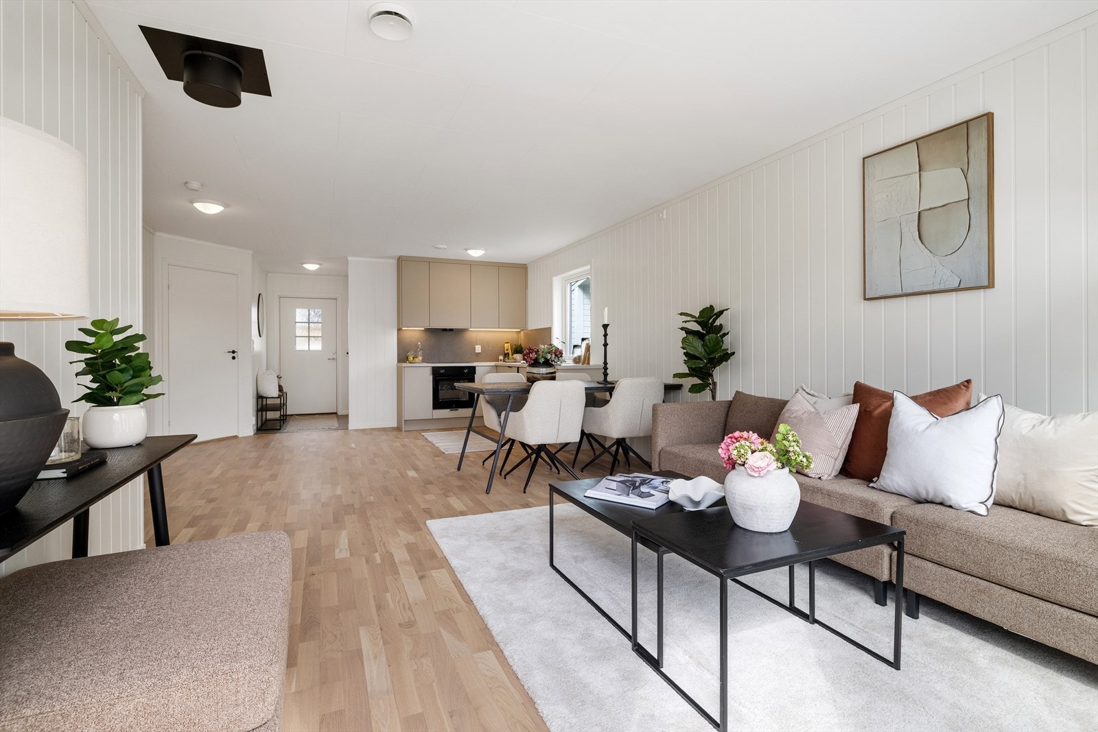 Kjøkken, spiseplass og stue i åpen løsning - perfekt for både hverdag og sosiale sammenkomster. Galleribilde