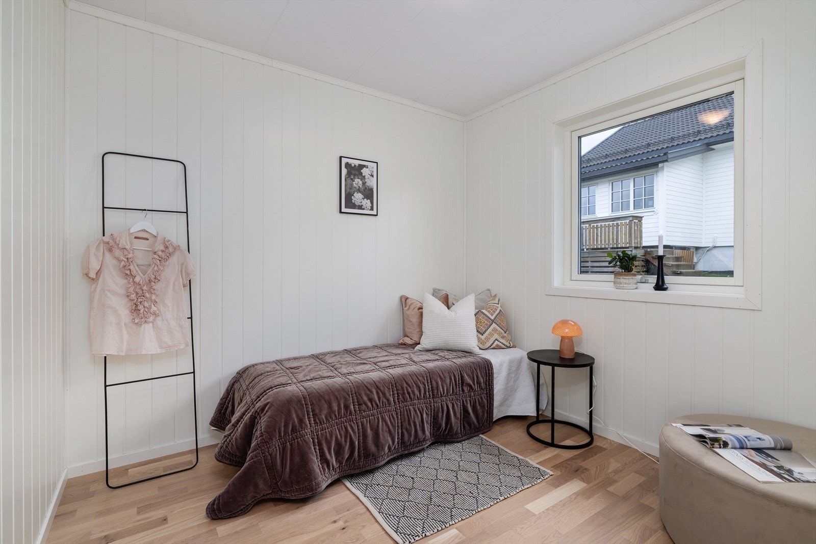 Lyst og innbydende soverom med plass til seng og garderobeløsning. Galleribilde