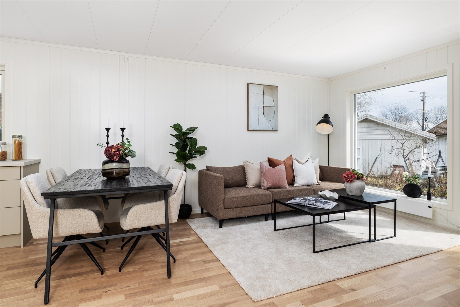 Lys og moderne stue med store vindusflater og utgang til terrasse. Galleribilde