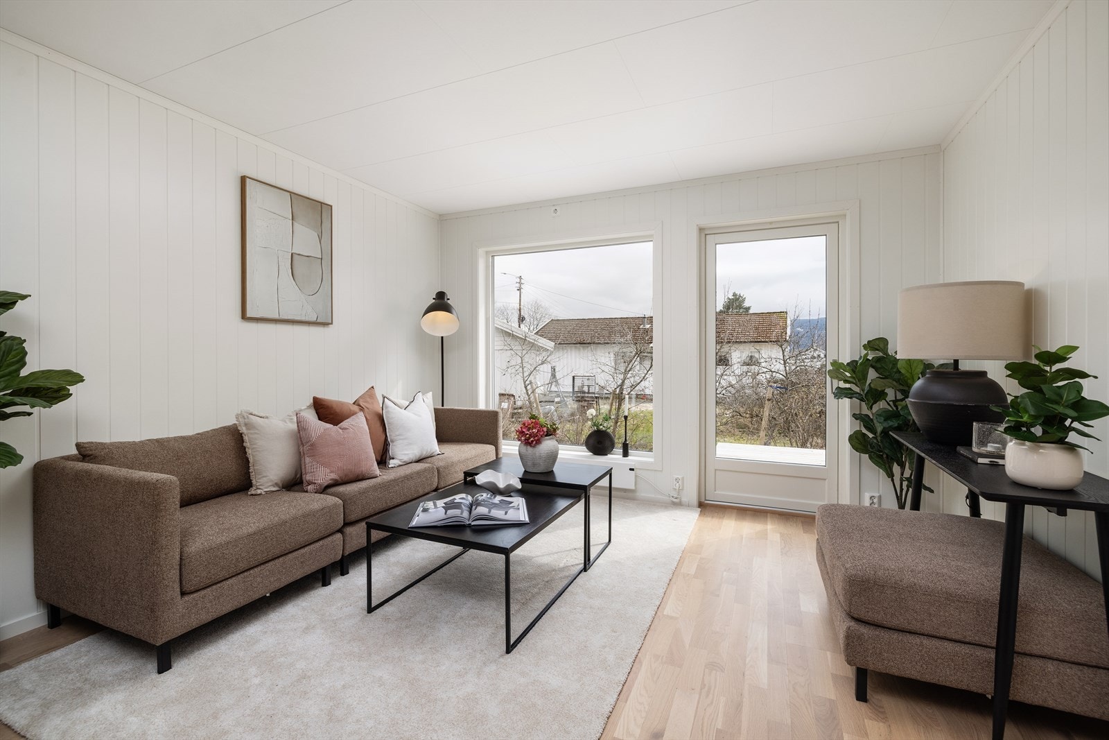 Stuen har gode møbleringsmuligheter og plass til både spisegruppe og sofakrok. Galleribilde