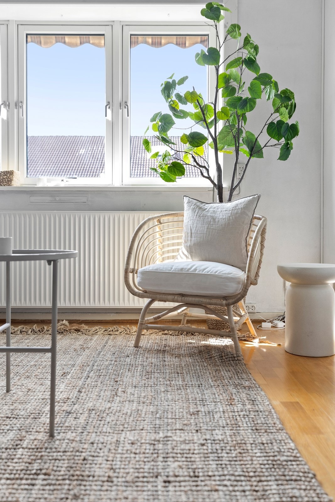 Store vindusflater slipper inn rikelig med naturlig lys og gir rommet en luftig og innbydende atmosfære Galleribilde