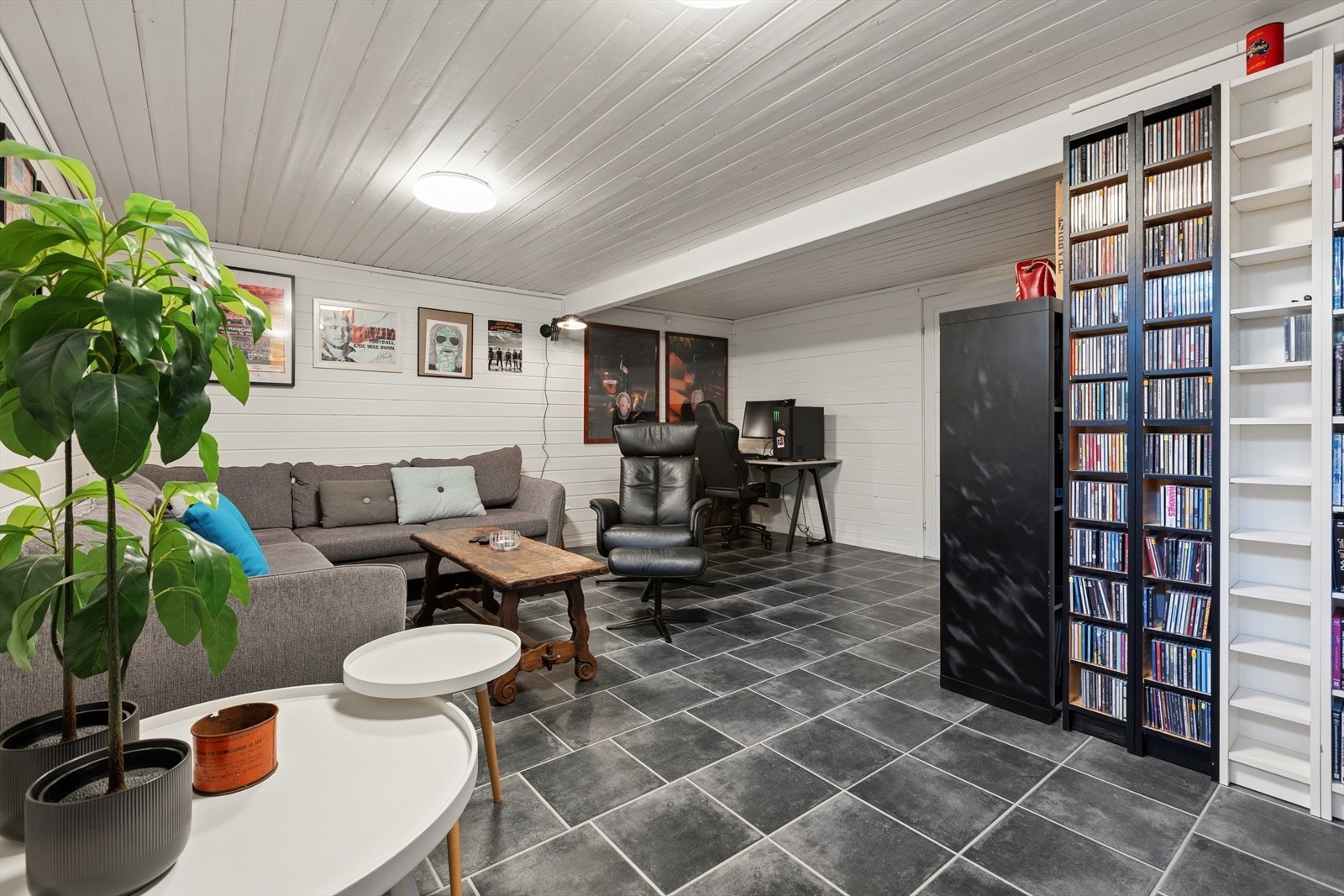 Rommet har panel på veggene og belegg på gulvet. Se punkt ferdigattest i salgsoppgaven. Galleribilde
