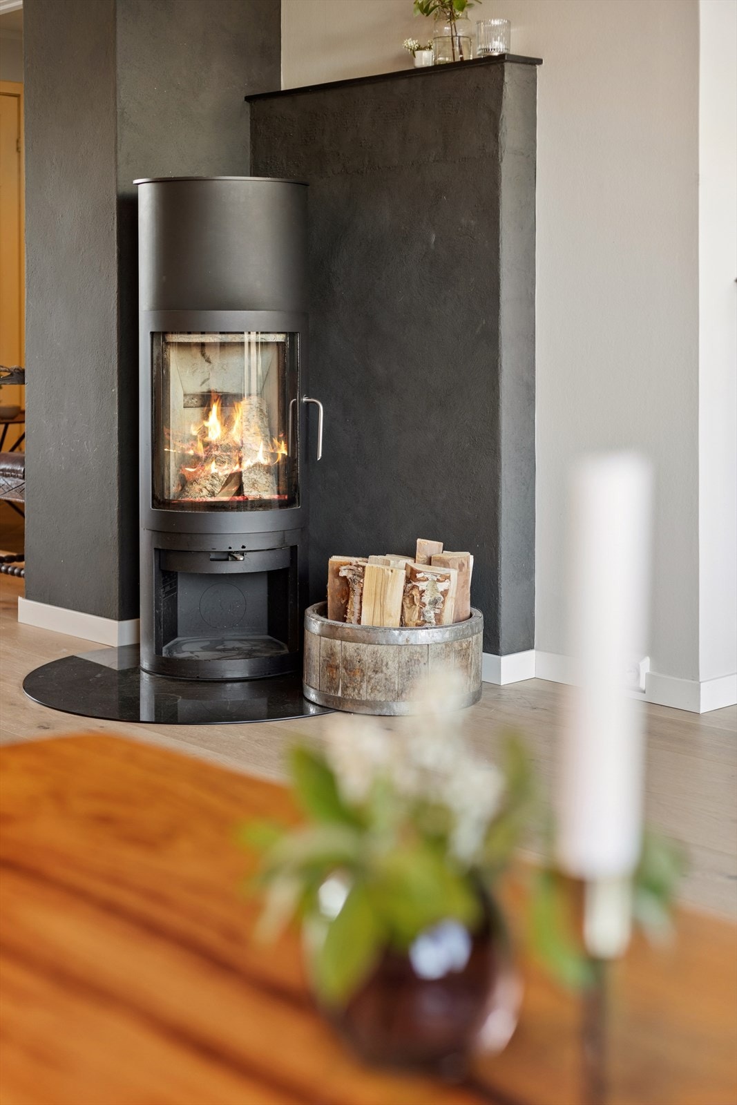 Elementpipe med moderne vedovn for varme og hygge. Galleribilde