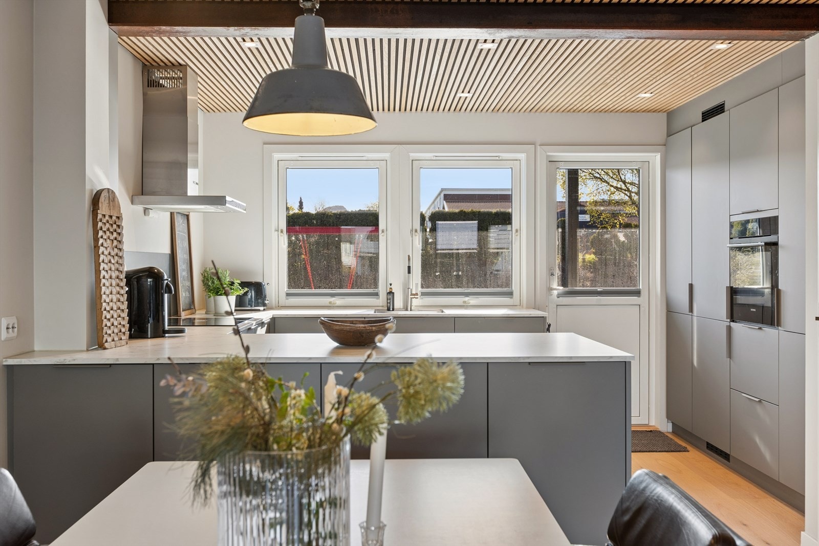 Stilren innredning med glatte fronter og benkeplate av laminat. Galleribilde