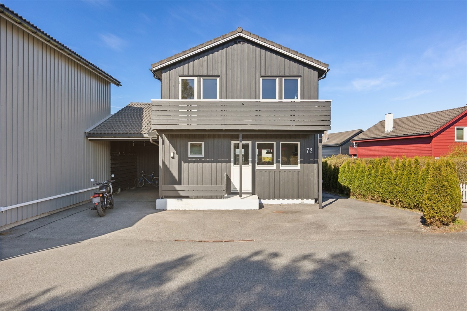 Boligen ligger i et populært og barnevennlig område på Lura, med kort vei til skoler, barnehager og turområder. Galleribilde