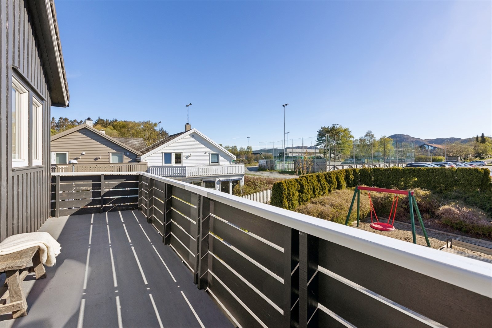 Fra balkongen er det utsikt over nærområdet, inkludert Lura stadion. Galleribilde